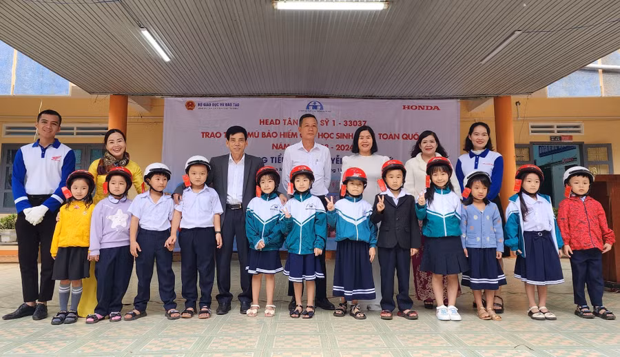 Đại diện 250 học sinh lớp 1 Trường tiểu học Nguyễn Công Trứ nhận MBH từ ban tổ chức. (Ảnh: TT)