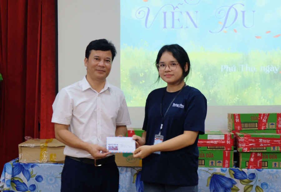 Phần quà TRANG HOA trao tặng cho Làng trẻ SOS Việt Trì Phú Thọ. Phần quà TRANG HOA trao tặng cho Làng trẻ SOS Việt Trì Phú Thọ.