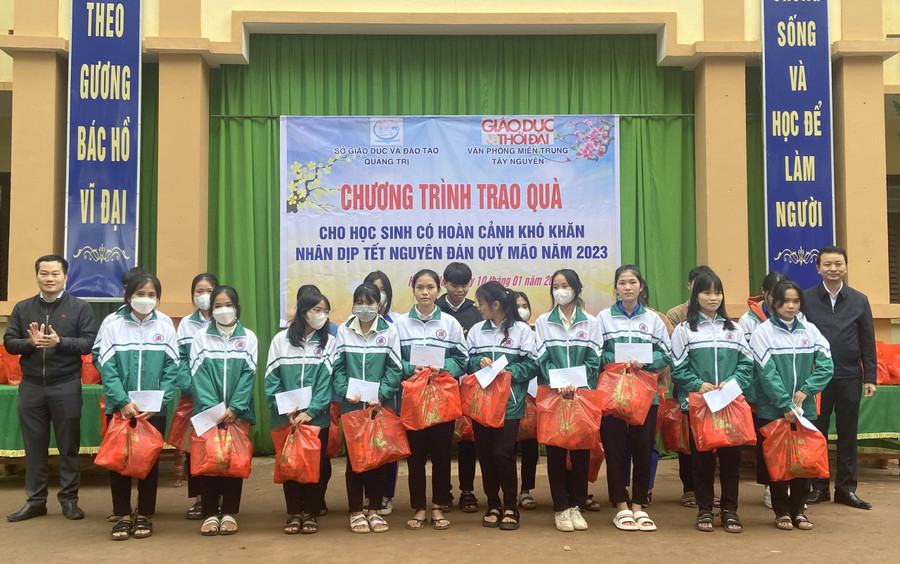 Ông Võ Văn Minh – Phó Giám đốc Sở GD&ĐT Quảng Trị và phóng viên Báo GD&TĐ thường trú tại Quảng Trị tặng quà Tết đến học sinh Trường THPT A Túc. Ông Võ Văn Minh – Phó Giám đốc Sở GD&ĐT Quảng Trị và phóng viên Báo GD&TĐ thường trú tại Quảng Trị tặng quà Tết đến học sinh Trường THPT A Túc.