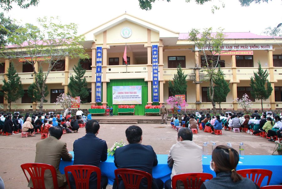 Chương trình tặng quà Tết tổ chức tại Trường THPT A Túc, đóng ở địa bàn khó khăn thuộc huyện Hướng Hóa. Chương trình tặng quà Tết tổ chức tại Trường THPT A Túc, đóng ở địa bàn khó khăn thuộc huyện Hướng Hóa.
