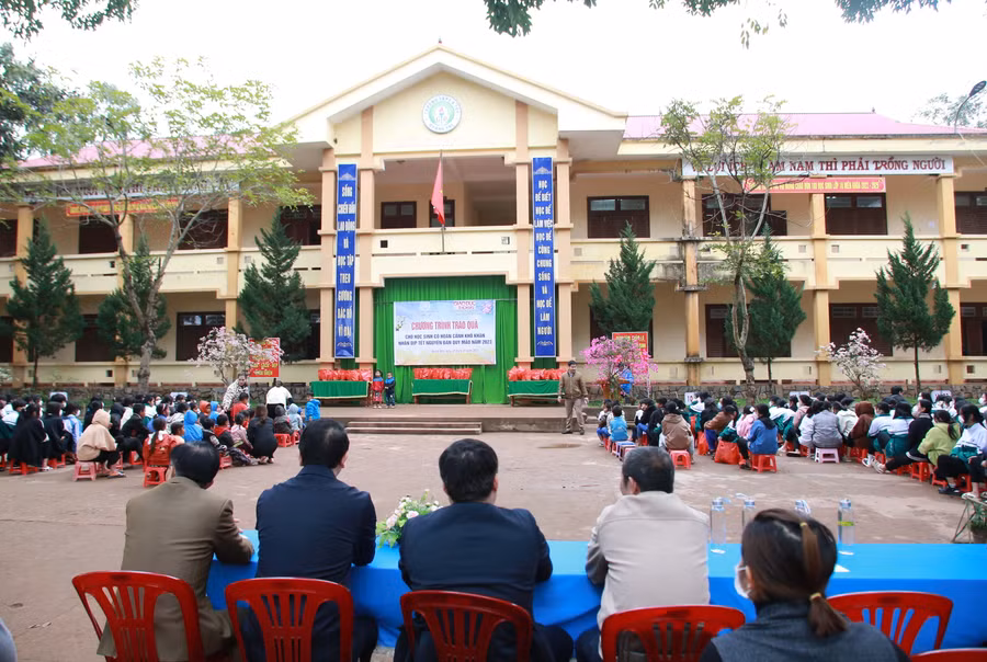 Chương trình tặng quà Tết tổ chức tại Trường THPT A Túc, đóng ở địa bàn khó khăn thuộc huyện Hướng Hóa.