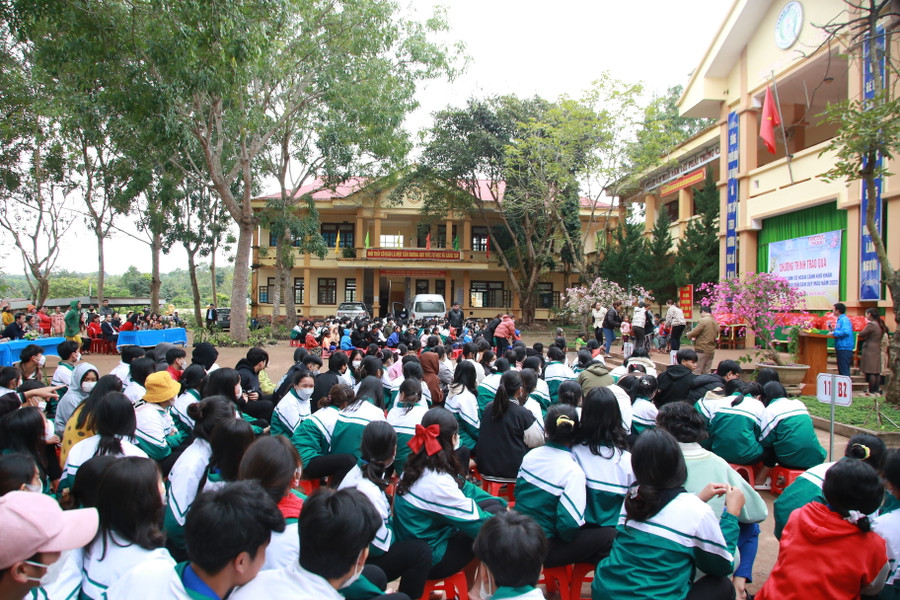 Nhân dịp Tết cổ truyền, Sở GD&ĐT phối hợp Văn phòng Báo GD&TĐ khu vực miền Trung - Tây Nguyên tặng quà đến các em học sinh Tiểu học, THCS, THPT. Nhân dịp Tết cổ truyền, Sở GD&ĐT phối hợp Văn phòng Báo GD&TĐ khu vực miền Trung - Tây Nguyên tặng quà đến các em học sinh Tiểu học, THCS, THPT.