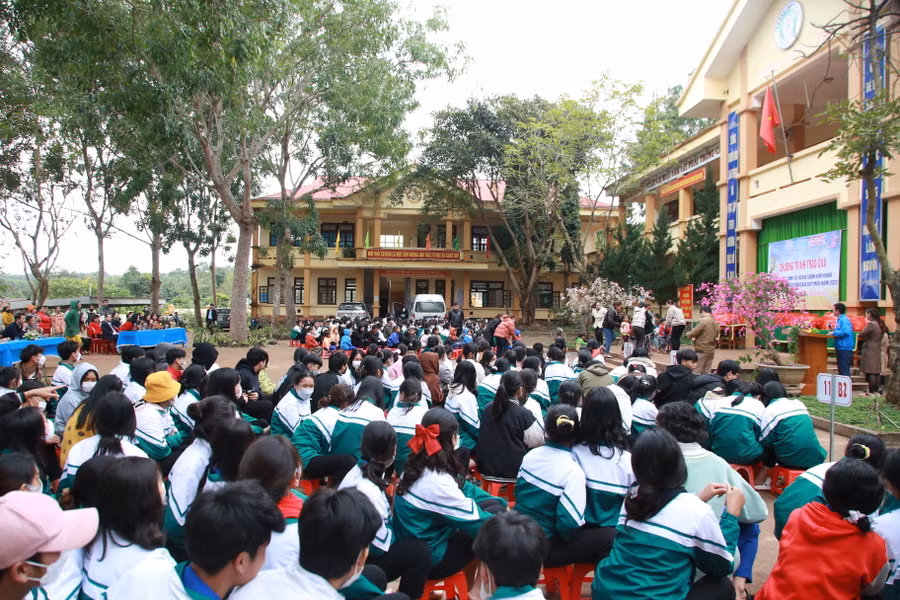 Nhân dịp Tết cổ truyền, Sở GD&amp;ĐT phối hợp Văn phòng Báo GD&amp;TĐ khu vực miền Trung - Tây Nguyên tặng quà đến các em học sinh Tiểu học, THCS, THPT.