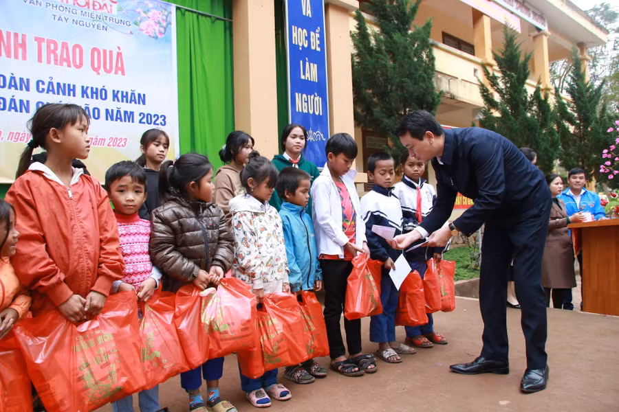 Những phần quà nhỏ thể hiện sự chia sẻ với các em học sinh khó khăn.