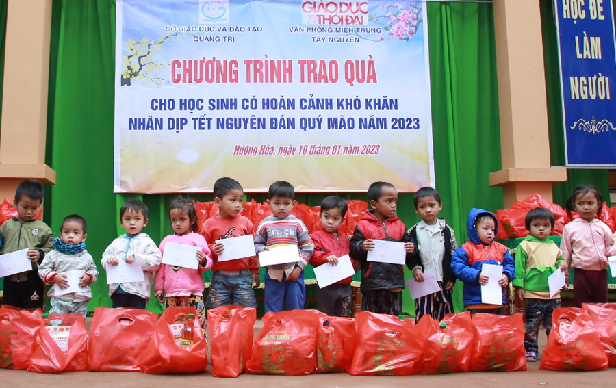 Các em học sinh miền núi phấn khởi nhận quà trước thềm Tết Nguyên đán. Các em học sinh miền núi phấn khởi nhận quà trước thềm Tết Nguyên đán.