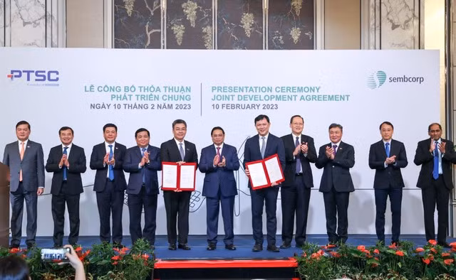 Thủ tướng Chính phủ, lãnh đạo các bộ, ngành hai nước chứng kiến lễ trao thỏa thuận hợp tác phát triển chung giữa PTSC và Công ty Sembcorp Utilities trong việc phát triển dự án điện gió ngoài khơi để xuất khẩu sang Singapore - Ảnh: VGP/Nhật Bắc