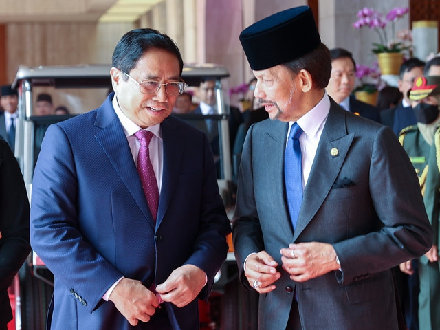Quốc vương Brunei Hassanal Bolkiah nồng nhiệt chào mừng và đánh giá cao ý nghĩa quan trọng của chuyến thăm chính thức đầu tiên tới Brunei Darussalam của Thủ tướng Chính phủ Phạm Minh Chính - Ảnh: VGP/Nhật Bắc Quốc vương Brunei Hassanal Bolkiah nồng nhiệt chào mừng và đánh giá cao ý nghĩa quan trọng của chuyến thăm chính thức đầu tiên tới Brunei Darussalam của Thủ tướng Chính phủ Phạm Minh Chính - Ảnh: VGP/Nhật Bắc