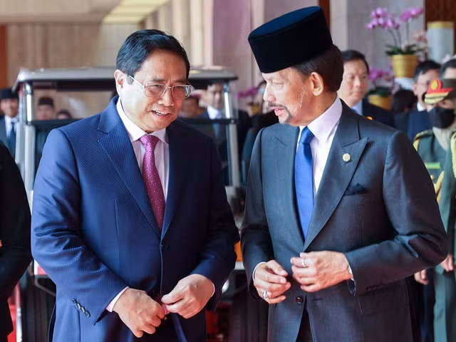 Quốc vương Brunei Hassanal Bolkiah nồng nhiệt chào mừng và đánh giá cao ý nghĩa quan trọng của chuyến thăm chính thức đầu tiên tới Brunei Darussalam của Thủ tướng Chính phủ Phạm Minh Chính - Ảnh: VGP/Nhật Bắc