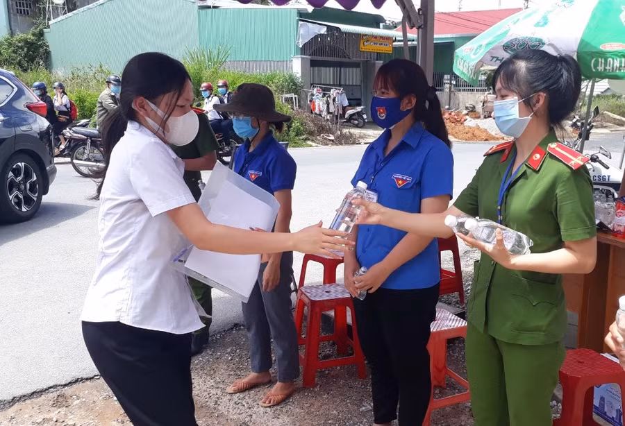 Chiến sĩ công an phát nước cho thí sinh tại điểm thi.