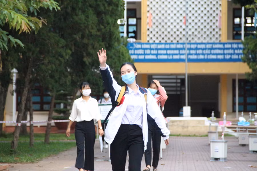 Thí sinh Kon Tum vui mừng khi hoàn thành tốt bài thi.