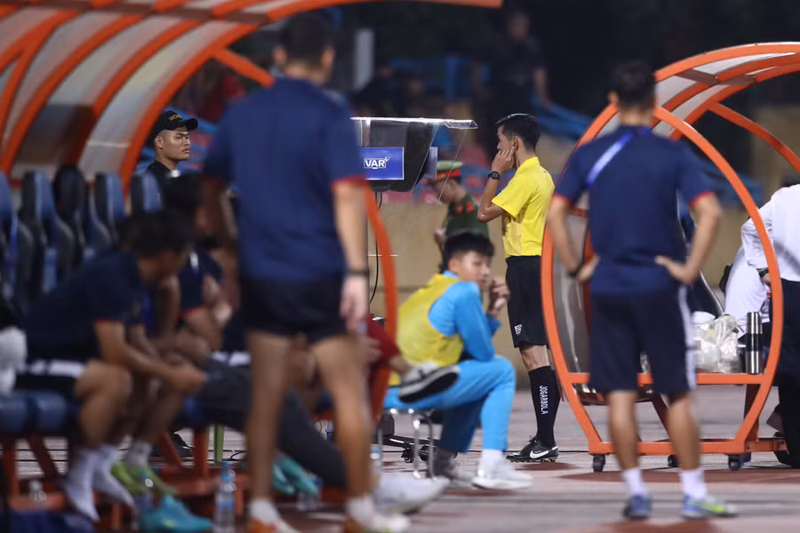 Trọng tài xem lại tình huống ở màn hình trên sân với các góc máy của VAR.