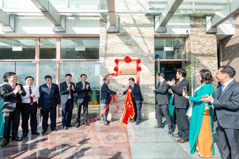 Đồng chí Nguyễn Sinh Hùng - nguyên Ủy viên Bộ chính trị, nguyên Chủ tịch Quốc hội, cựu sinh viên Học viện Tài chính và NGND. PGS.,TS. Nguyễn Trọng Cơ – Bí thư Đảng ủy, Giám đốc Học viện Tài chính cùng đại biểu tham dự thực hiện gắn biển công trình Khối giảng đường. Đồng chí Nguyễn Sinh Hùng - nguyên Ủy viên Bộ chính trị, nguyên Chủ tịch Quốc hội, cựu sinh viên Học viện Tài chính và NGND. PGS.,TS. Nguyễn Trọng Cơ – Bí thư Đảng ủy, Giám đốc Học viện Tài chính cùng đại biểu tham dự thực hiện gắn biển công trình Khối giảng đường.