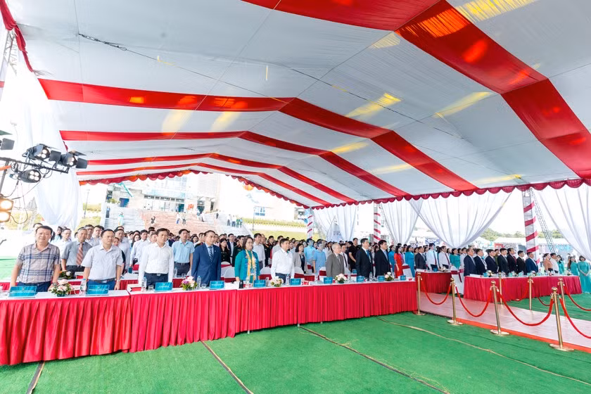 Các đại biểu tham dự.