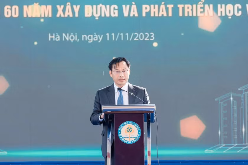 TS. Nguyễn Văn Bình – Phó Giám đốc Học viện Tài chính phát biểu tại chương trình.