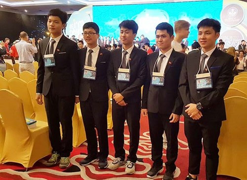 Đội tuyển vật Lý Việt Nam gồm 5 thí sinh dự thi, 5/5 thí sinh đều đoạt giải; gồm: 4 Huy chương Vàng, 1 Huy chương Bạc. Đội tuyển vật Lý Việt Nam gồm 5 thí sinh dự thi, 5/5 thí sinh đều đoạt giải; gồm: 4 Huy chương Vàng, 1 Huy chương Bạc.