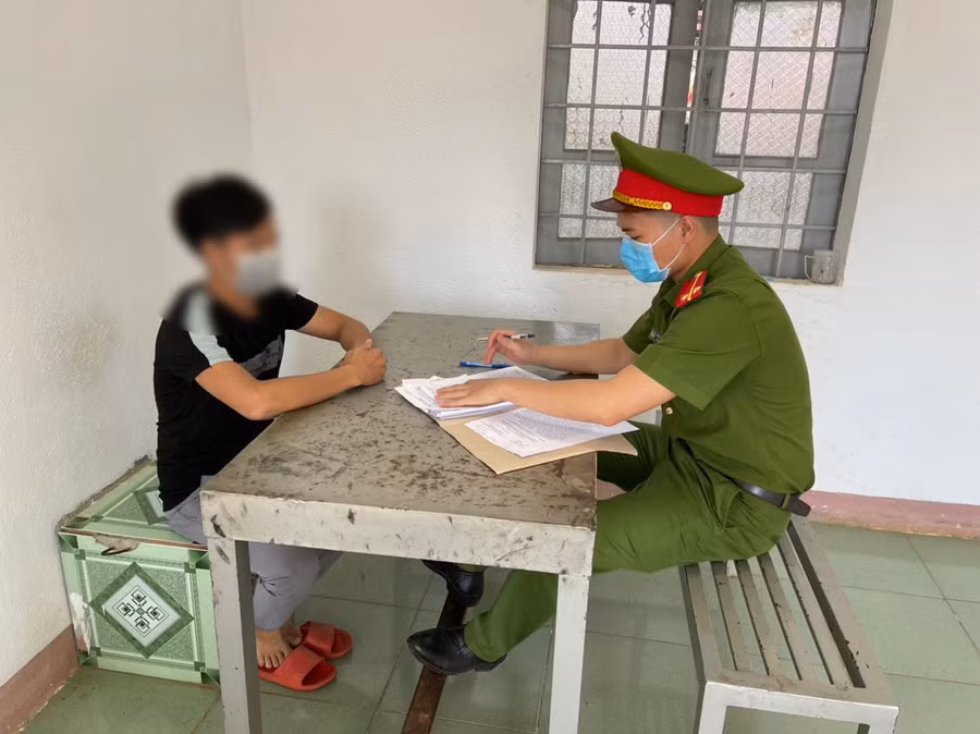 Công an Đắk Mil làm việc với 1 trong số các đối tượng của vụ án (ảnh: Công an cung cấp).