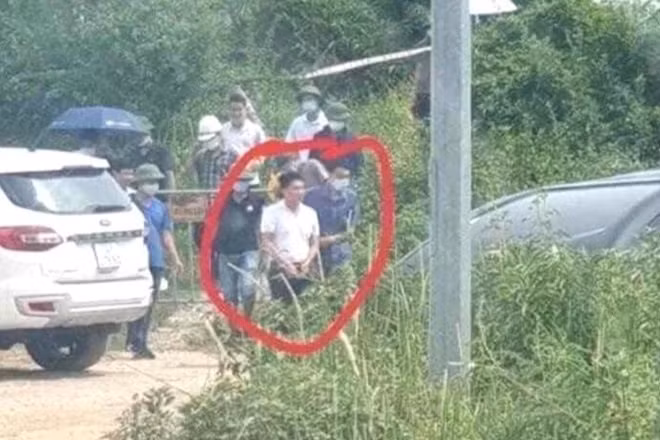 Công an áp giải Cao Tài Năng tới khu vực chôn thi thể nạn nhân.