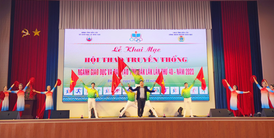 Văn nghệ khai mạc Hội thao truyền thống lần thứ 40 ngành GD Đắk Lắk. (Ảnh: TT). Văn nghệ khai mạc Hội thao truyền thống lần thứ 40 ngành GD Đắk Lắk. (Ảnh: TT).