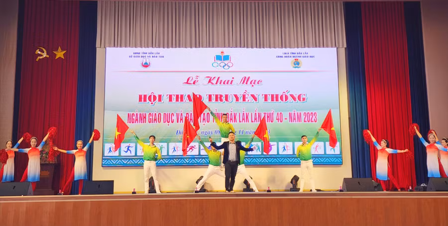 Văn nghệ khai mạc Hội thao truyền thống lần thứ 40 ngành GD Đắk Lắk. (Ảnh: TT).