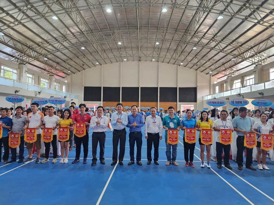 Ban tổ chức trao cờ Lưu niệm cho các đơn vị tham dự Hội thao. (Ảnh: TT). Ban tổ chức trao cờ Lưu niệm cho các đơn vị tham dự Hội thao. (Ảnh: TT).