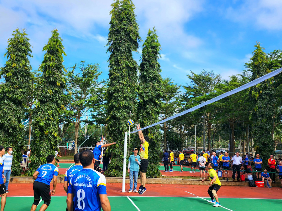 Một pha bóng đẹp trong trận đấu bóng chuyền nam giữa 2 trường THPT: Trần Quốc Toản và Lê Hữu Trác. (Ảnh: TT). Một pha bóng đẹp trong trận đấu bóng chuyền nam giữa 2 trường THPT: Trần Quốc Toản và Lê Hữu Trác. (Ảnh: TT).
