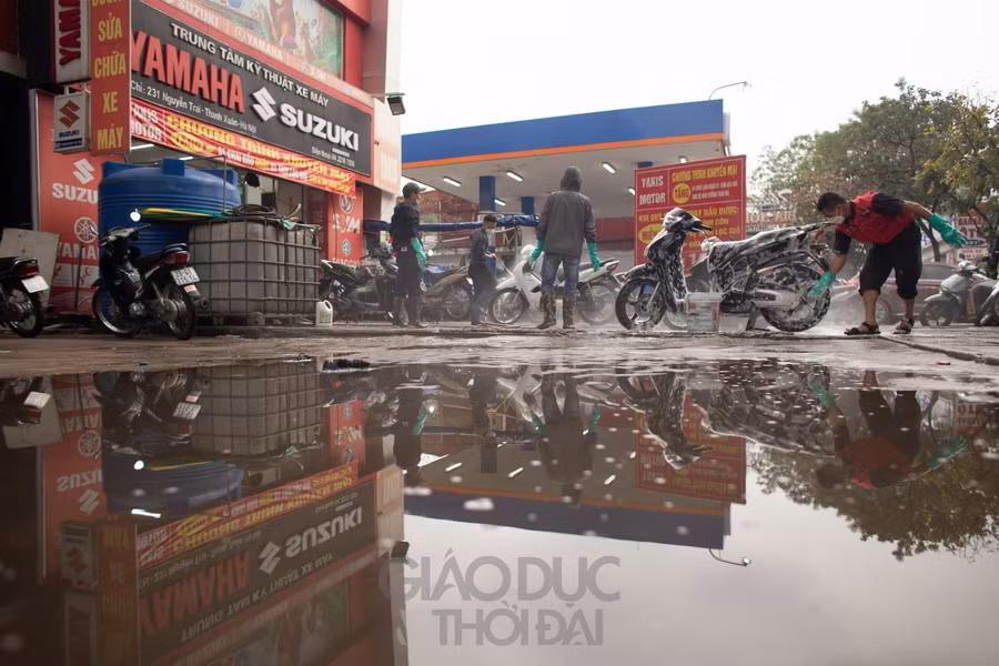 Tại một cửa hàng tại đường Nguyễn Trãi - Hà Nội, hàng dài xe máy xếp hàng để rửa, giá rửa xe là 30.000 đồng, nếu làm combo cả thay dầu và bảo dưỡng xe thì rửa xe giá còn 10.000 đồng.