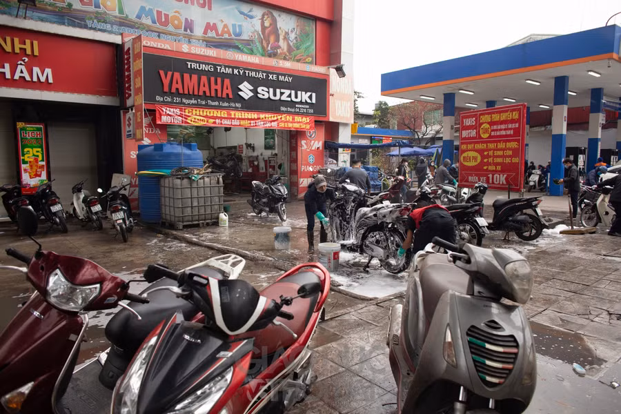 Giá rửa xe có tăng so với ngày thường, nhưng các phương tiện vẫn phải xếp hàng để đợi đến lượt.