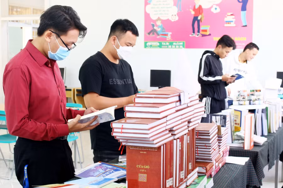 Các bạn trẻ tham gia đọc sách.