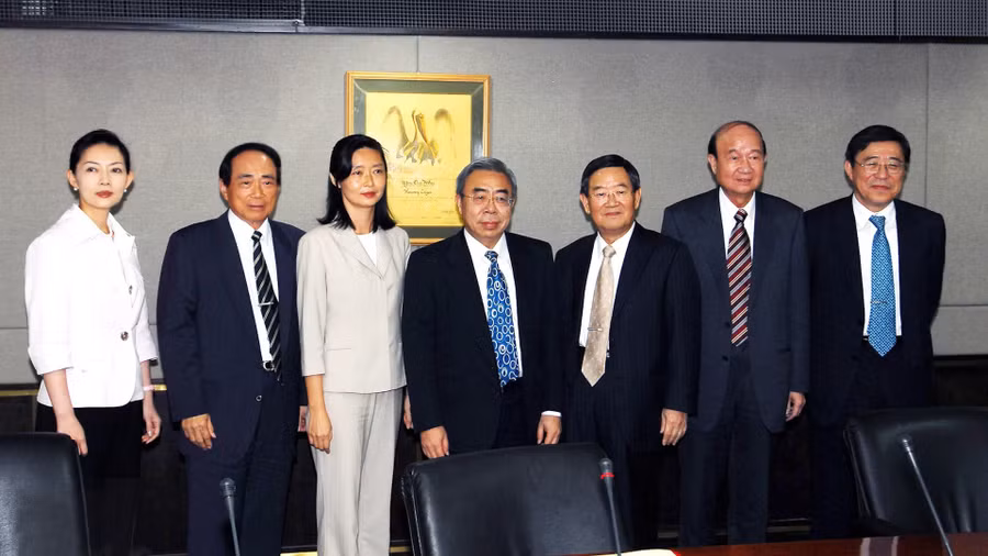 Ông Vương Văn Uyên (đứng giữa) kế thừa, tiếp tục chèo lái FPG thực hiện tôn chỉ "nhận từ xã hội trả về xã hội" mà người cha và bác ruột của mình dày công xây đắp mấy chục năm qua.