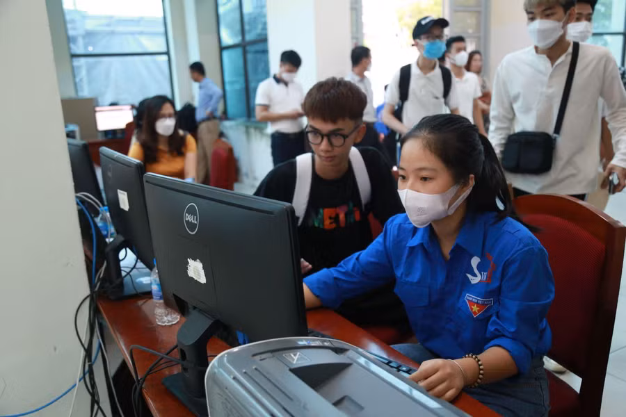 Lực lượng sinh viên tình nguyện của Trường ĐH Giao thông vận tải tích cực hỗ trợ các tân sinh viên.