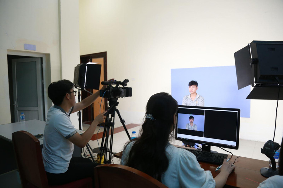 Các em được chụp ảnh, làm thẻ sinh viên sau khi hoàn tất thủ tục nhập trường. Các em được chụp ảnh, làm thẻ sinh viên sau khi hoàn tất thủ tục nhập trường.