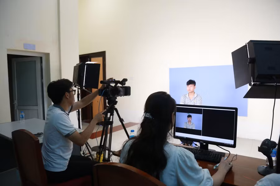 Các em được chụp ảnh, làm thẻ sinh viên sau khi hoàn tất thủ tục nhập trường.