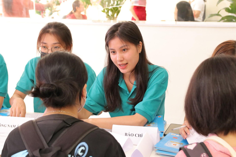 Ngày 26, 27/9/2022, Trường ĐH Khoa học Xã hội và Nhân văn (ĐH Quốc gia Hà Nội) tổ chức đón tiếp các Tân sinh viên K67. Ngày 26, 27/9/2022, Trường ĐH Khoa học Xã hội và Nhân văn (ĐH Quốc gia Hà Nội) tổ chức đón tiếp các Tân sinh viên K67.