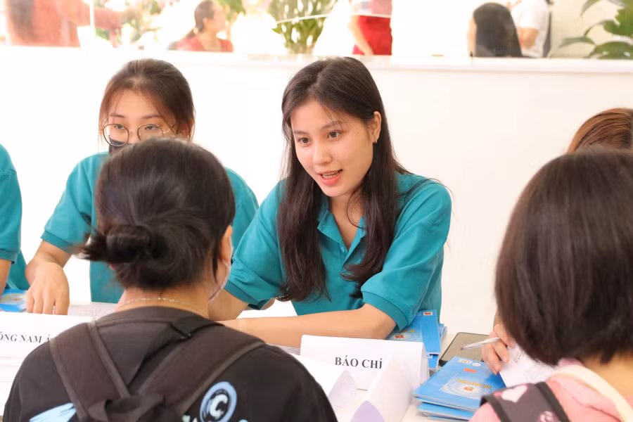 Ngày 26, 27/9/2022, Trường ĐH Khoa học Xã hội và Nhân văn (ĐH Quốc gia Hà Nội) tổ chức đón tiếp các Tân sinh viên K67.