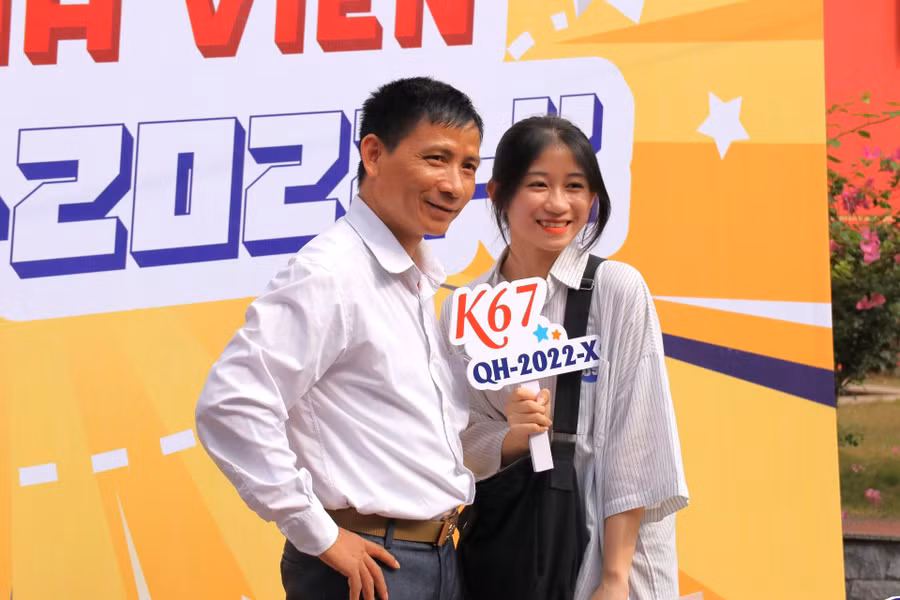 Cha và con trong ngày vui nhập Trường ĐH Khoa học xã hội và Nhân văn (ĐH Quốc gia Hà Nội).