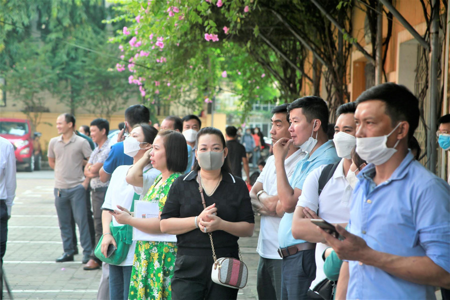 Nhiều phụ huynh đưa con đến nhập trường. Nhiều phụ huynh đưa con đến nhập trường.