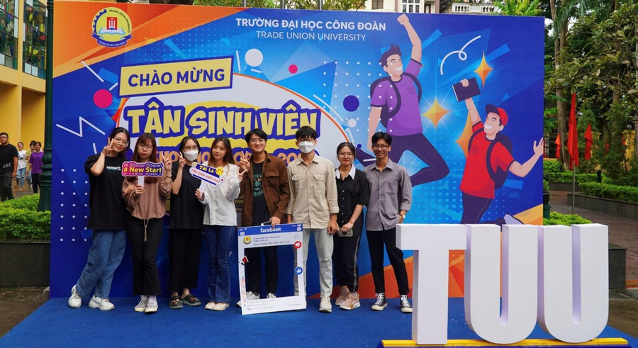 Tân sinh viên Trường ĐH Công đoàn lưu lại khoảnh khắc đáng nhớ trong ngày nhập trường. Tân sinh viên Trường ĐH Công đoàn lưu lại khoảnh khắc đáng nhớ trong ngày nhập trường.