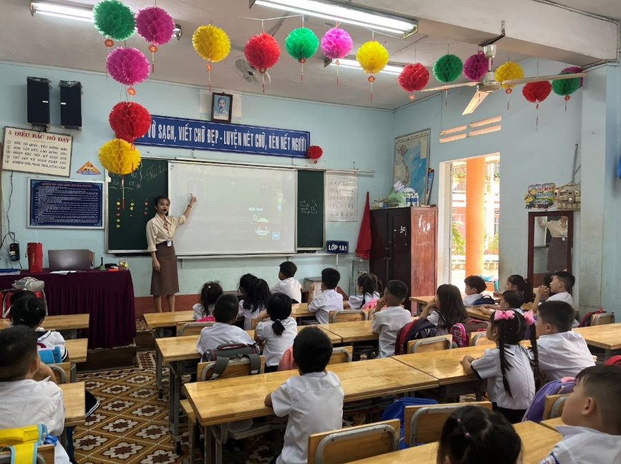 Bảng tương tác đa điểm hỗ trợ giáo viên địa phương dạy học hiệu quả hơn. (Ảnh: PN)