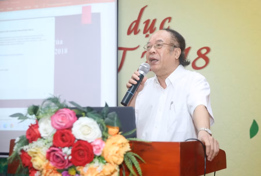 PGS.TS Đỗ Ngọc Thống trao đổi tại hội thảo