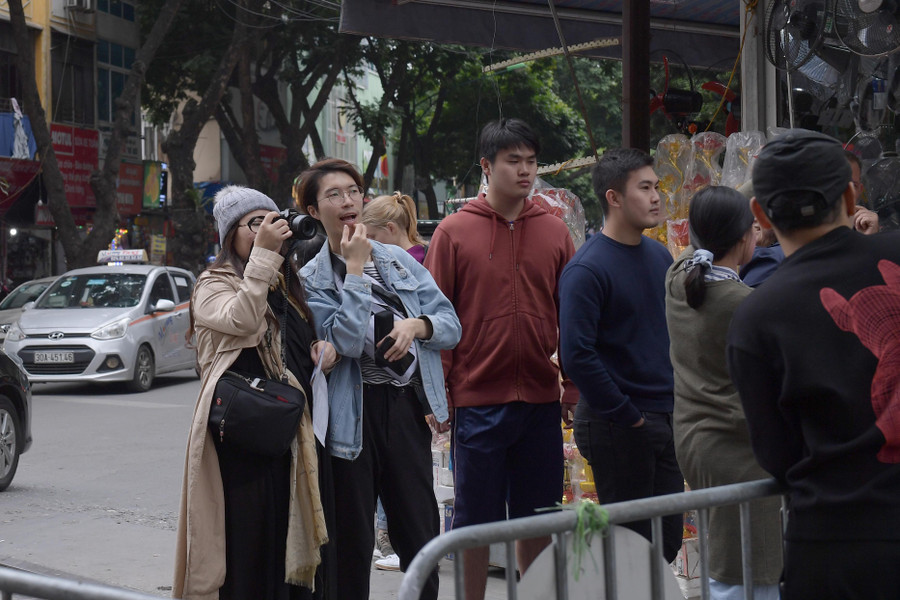 Sau hơn 3 tháng bị dừng hoạt động, nhiều quán cafe tại phố đường tàu vẫn hoạt động, cho dù 1 đầu đường bị lực lượng chức năng chặn.