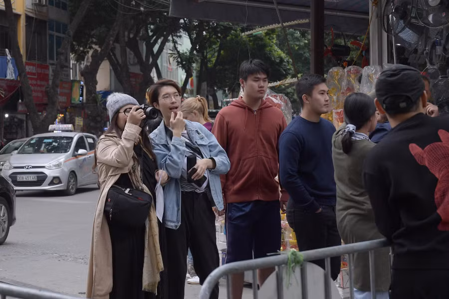 Sau hơn 3 tháng bị dừng hoạt động, nhiều quán cafe tại phố đường tàu vẫn hoạt động, cho dù 1 đầu đường bị lực lượng chức năng chặn.