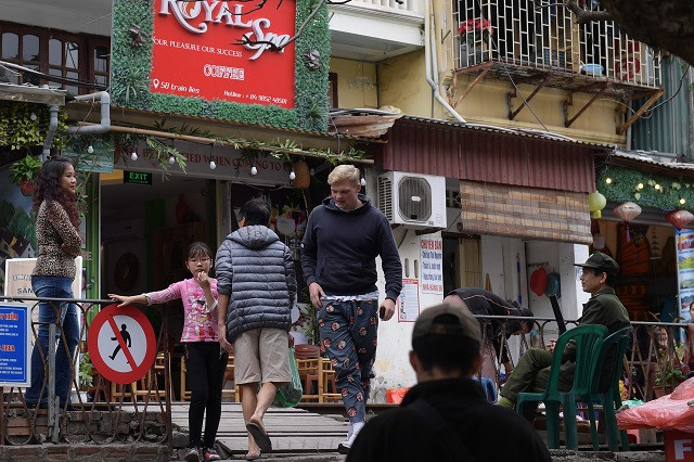 Các biển báo gần như vô tác dụng, lực lượng dân phòng gác tại các lối vào.