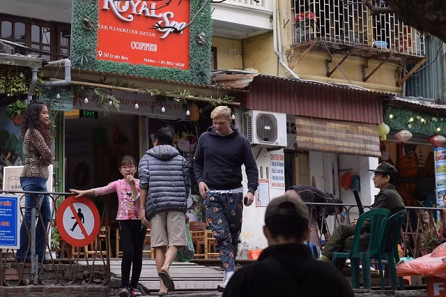 Các biển báo gần như vô tác dụng, lực lượng dân phòng gác tại các lối vào.