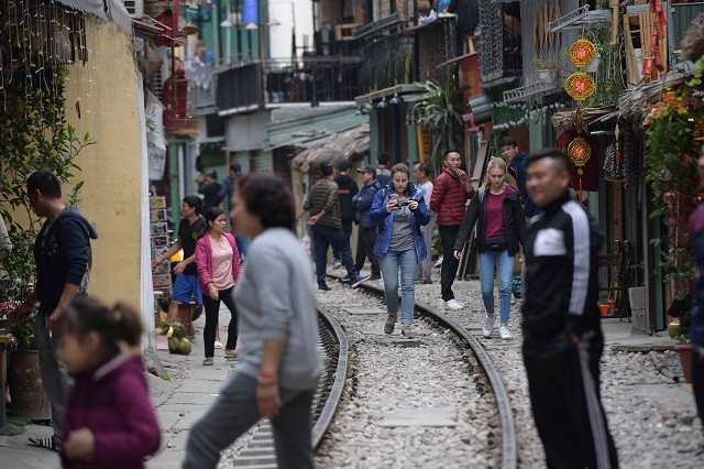Phía bên trong hàng rào, khách du lịch, người dân vẫn " ung dung" đi lại như chưa từng có lệnh cấm.