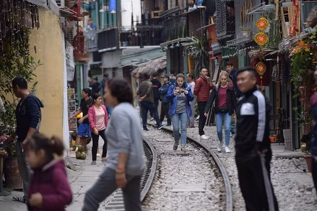 Phía bên trong hàng rào, khách du lịch, người dân vẫn " ung dung" đi lại như chưa từng có lệnh cấm.