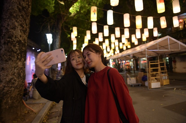 Giới trẻ Hà thành đổ xô check-in phố đèn lồng Phùng Hưng