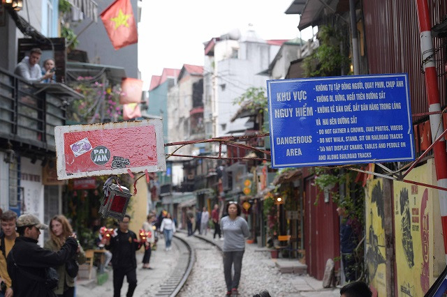 Tại tuyến đường sắt , đông đảo người dân du khách trong và ngoài nước di chuyển tấp nập tiềm ẩn nguy cơ mất an toàn rất cao.