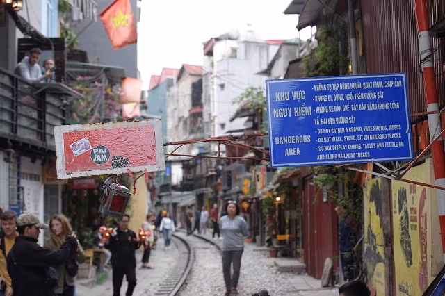 Tại tuyến đường sắt , đông đảo người dân du khách trong và ngoài nước di chuyển tấp nập tiềm ẩn nguy cơ mất an toàn rất cao.