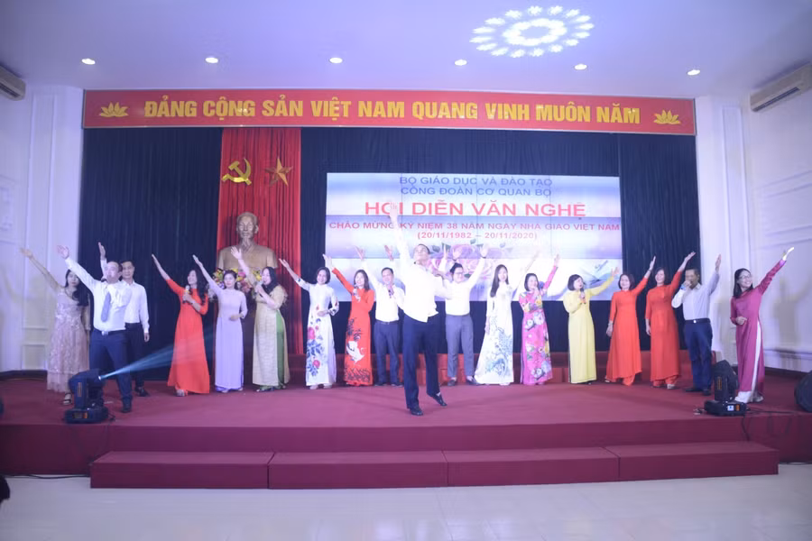 Đội văn nghệ của Báo Giáo dục & Thời đại tham gia Hội diễn.