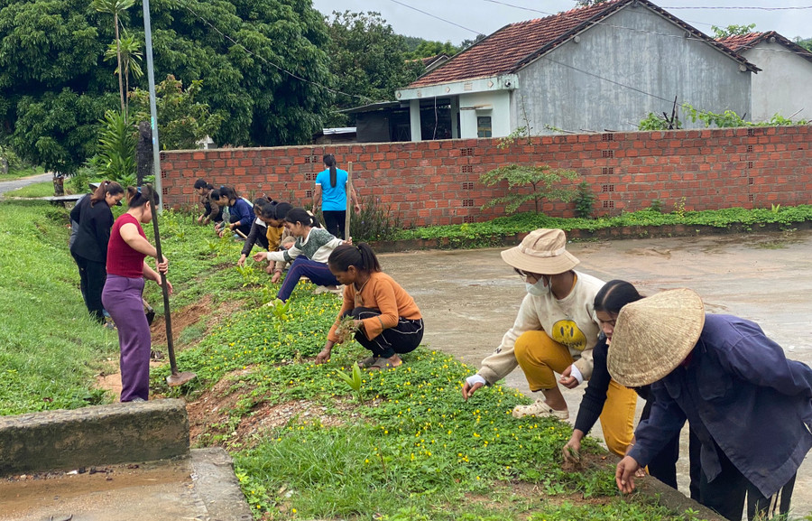 Chị em phụ nữ dọn dẹp đường làng, ngõ xóm xanh - sạch - đẹp. Chị em phụ nữ dọn dẹp đường làng, ngõ xóm xanh - sạch - đẹp.